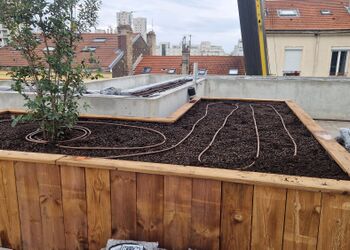 Jardinière en bois avec arrosage automatique goutte à goutte